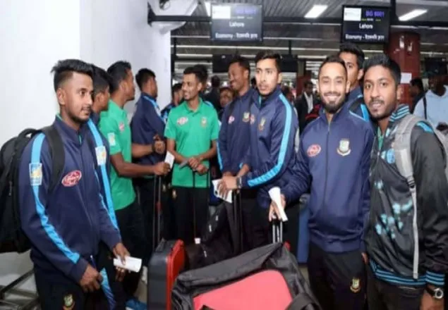 পাকিস্তানের উদ্দেশে টাইগারদের ঢাকা ত্যাগ