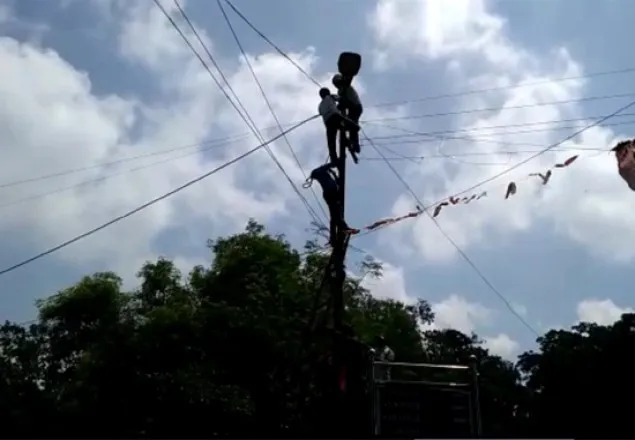 বিদ্যুৎস্পৃষ্ট হয়ে প্রাণ গেল পল্লী বিদ্যুত কর্মীর