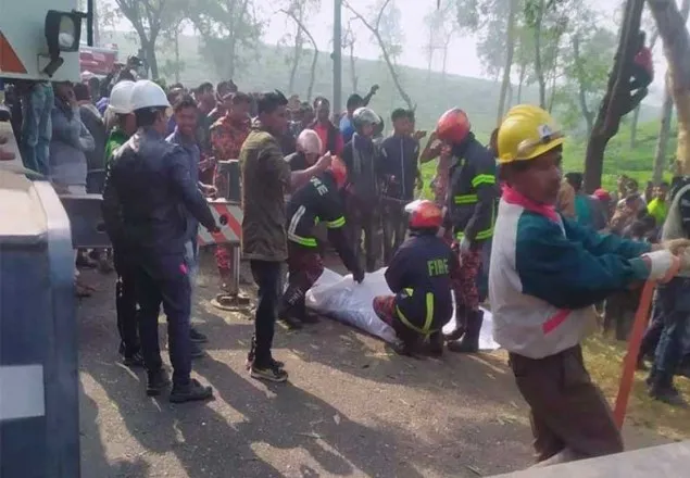 হবিগঞ্জে যাত্রীবাহী বাস খাদে পড়ে দুই নারীসহ নিহত ৩