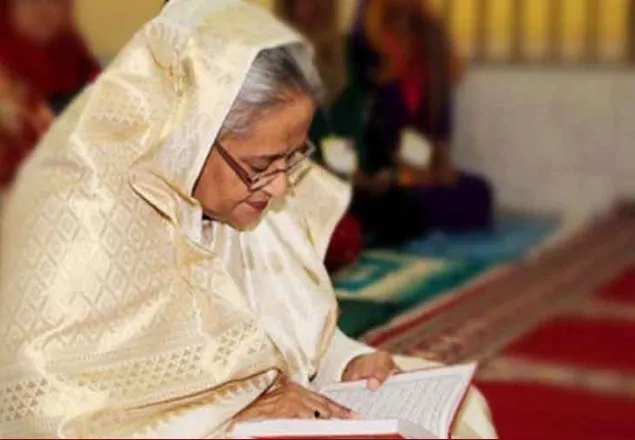 বঙ্গবন্ধুর কবরের পাশে কোরআন পাঠ করলেন প্রধানমন্ত্রী