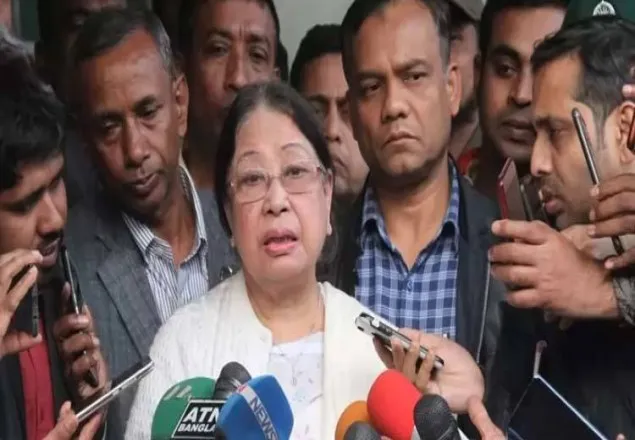 হাত সম্পূর্ণ বেঁকে গেছে খালেদা জিয়ার