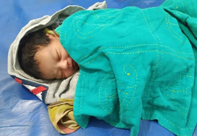  বৃদ্ধার কোলে নবজাতক রেখে পালালেন নারী