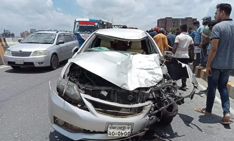 ফ্লাইওভারে প্রাইভেটকার-মোটরসাইকেল সংঘর্ষ, নিহত ৩