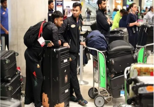 গভীর রাতে দেশে ফিরলেন মাহমুদউল্লাহরা
