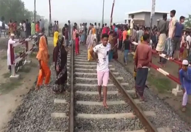  ট্রেনের ধাক্কায় এসএসসি পরীক্ষার্থীসহ নিহত ৩