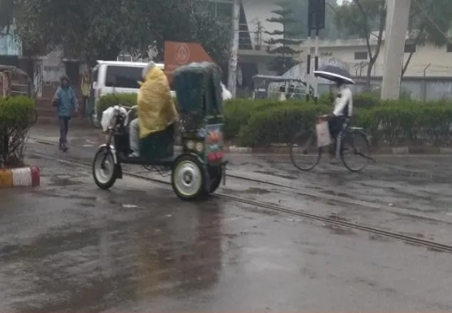 শীতের সকালে রাজশাহীতে গুঁড়ি গুঁড়ি বৃষ্টি