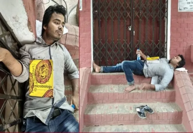 বৈধ সিট ফিরে পেতে আমরণ অনশনে ঢাবি শিক্ষার্থী