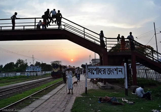 ট্রেনের নিচে মাথা দিলেন ব্যবসায়ী