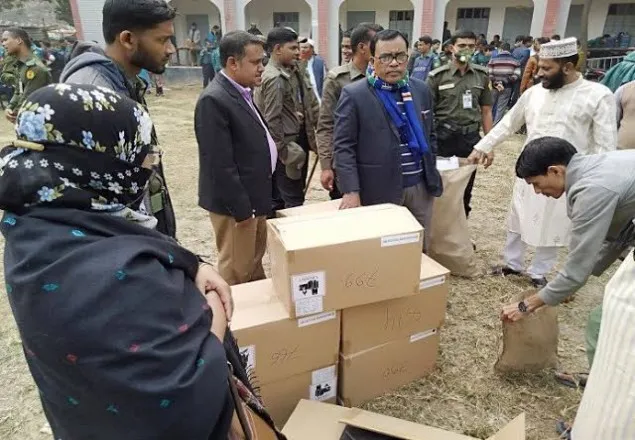 কেন্দ্রে যাচ্ছে ইভিএম মেশিনসহ নির্বাচন সামগ্রী