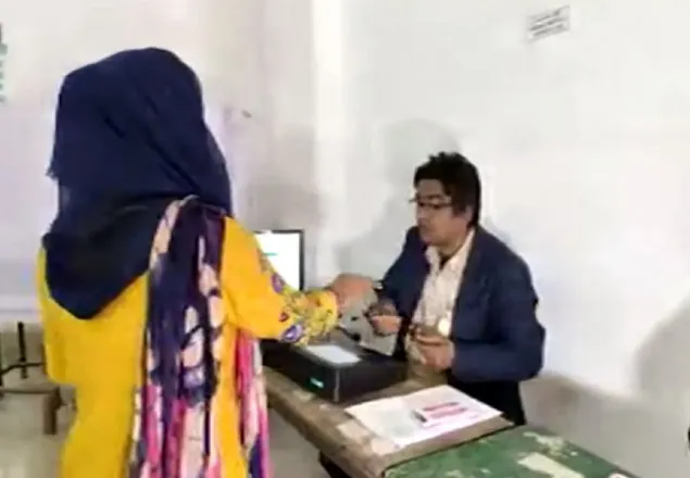 দেড় ঘণ্টায় এক ভোট,ভোটারদের ফিঙ্গার নিয়ে বের করে দেয়ার অভিযোগ