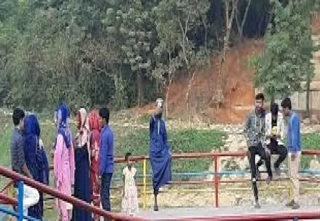ভোটকেন্দ্র ফাঁকা থাকলেও বিনোদন কেন্দ্রে দর্শনার্থীদের ভিড়