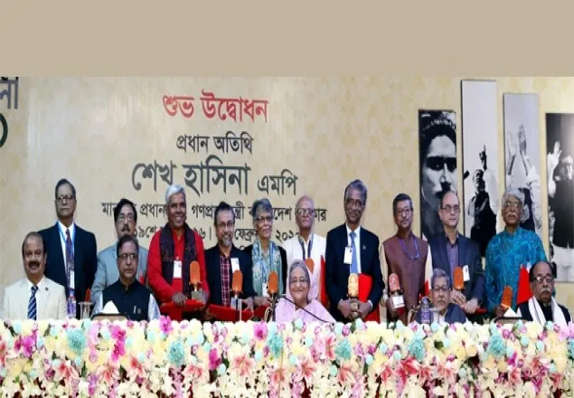 বাংলা একাডেমী সাহিত্য পুরুষ্কার পেলেন দশ কবি ও সাহিত্যিক