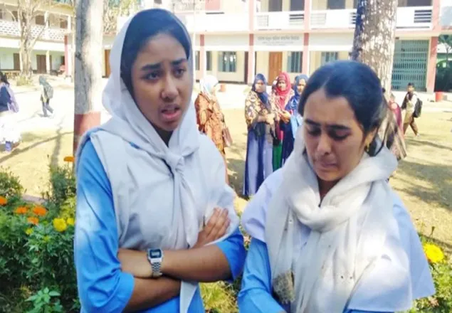 ভুল প্রশ্নে পরীক্ষা দিয়ে কান্নায় ভেঙে পড়ল অর্ধশতাধিক শিক্ষার্থী