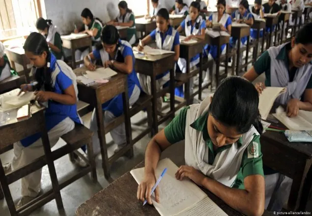 দুর্ঘটনায় আহত হয়েও পরীক্ষার হলে তারা