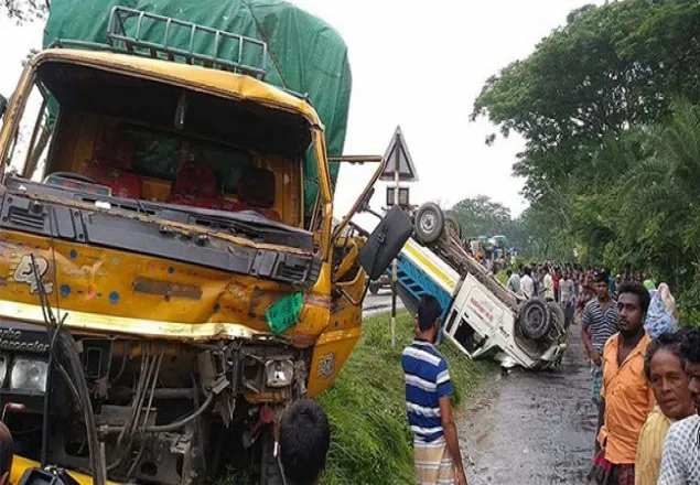 চট্টগ্রামে ট্রাক-কাভার্ডভ্যান সংঘর্ষে নিহত ৩