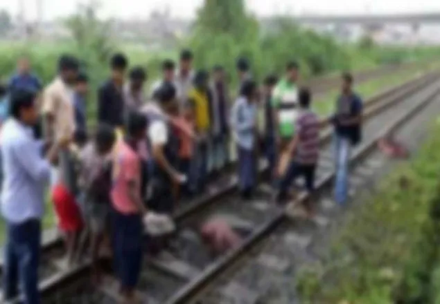 মুক্তিযোদ্ধার ট্রেনের নিচে ঝাঁপ