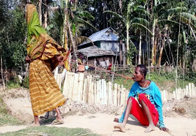 সন্তানের গলায় রশি বেঁধে মা ভিক্ষা করেন