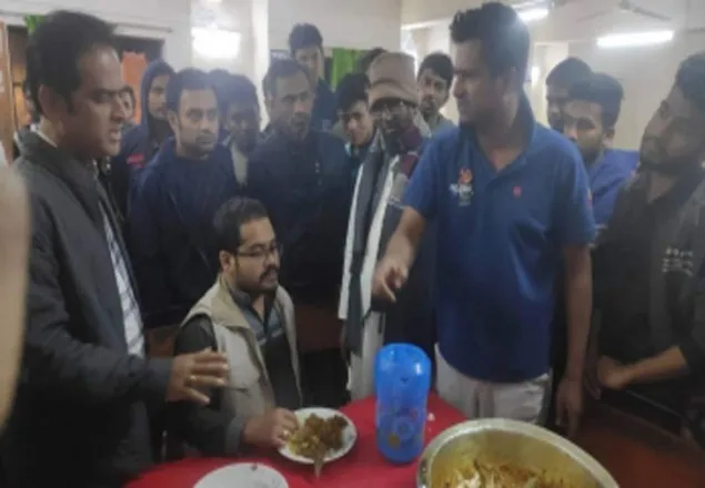 ঢাবির ক্যান্টিনের মালিককে খাওয়ানো হলো ‘পচা’ খাবার