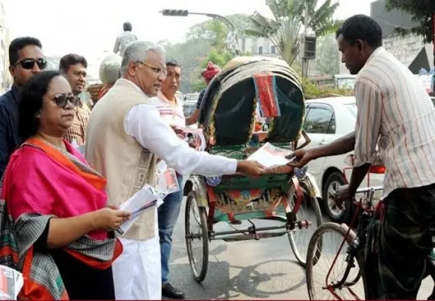 খালেদা জিয়ার মুক্তি দাবিতে রাজধানীতে লিফলেট বিতরণ