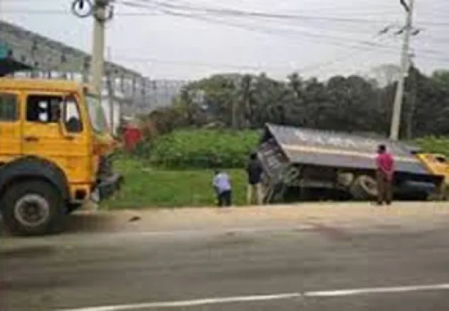কাভার্ডভ্যানে বাসের ধাক্কায় চালকসহ নিহত ২