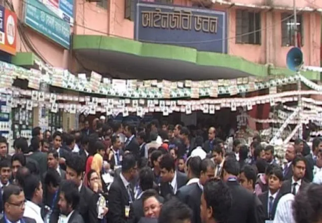 চট্টগ্রাম জেলা আইনজীবী সমিতির নির্বাচন চলছে