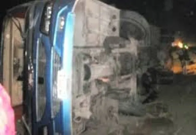 বাস-ট্রাকের সংঘর্ষে প্রাণ গেল মা-মেয়ের