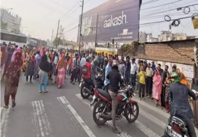 তেজগাঁওয়ে পোশাক শ্রমিকদের সড়ক অবরোধ