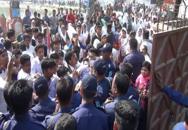 কেন্দ্রে ক্যালকুলেটর নিতে বাধা দেয়ায় পরীক্ষার্থীদের বিক্ষোভ