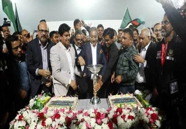 মিরপুরে লাল গালিচা সংবর্ধনা, কেক কেটে বিশ্বকাপ জয় উদযাপন