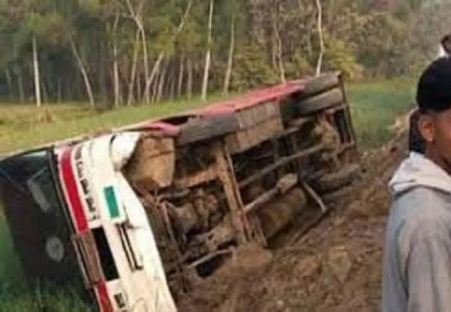 চবি শিক্ষার্থীদের বহনকারী বাস উল্টে আহত ২৫