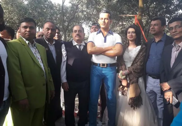 উলুখোলায় দাঁড়িয়ে আছে স্বপ্নের নায়ক সালমান শাহ!