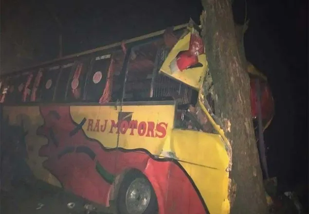 সড়ক দুর্ঘটনায় ইবি শিক্ষকসহ আহত ৪০ শিক্ষার্থী