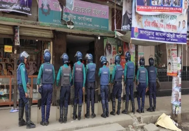 মিছিল শুরুর আগেই বিএনপির কেন্দ্রীয় কার্যালয় অবরুদ্ধ