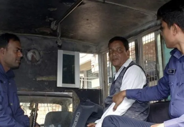 ভুয়া আয়কর কর্মকর্তা আটক
