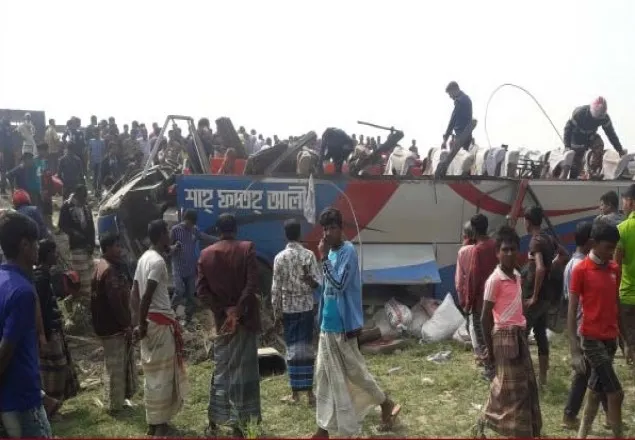 সিরাজগঞ্জে যাত্রীবাহী বাস খাদে পড়ে নিহত ৩