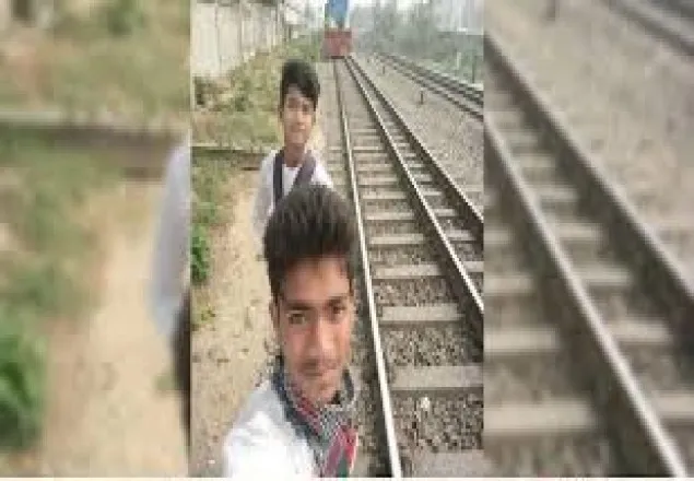 রাজধানীতে সেলফি তুলতে গিয়ে ট্রেনের ধাক্কায় স্কুলছাত্র নিহত