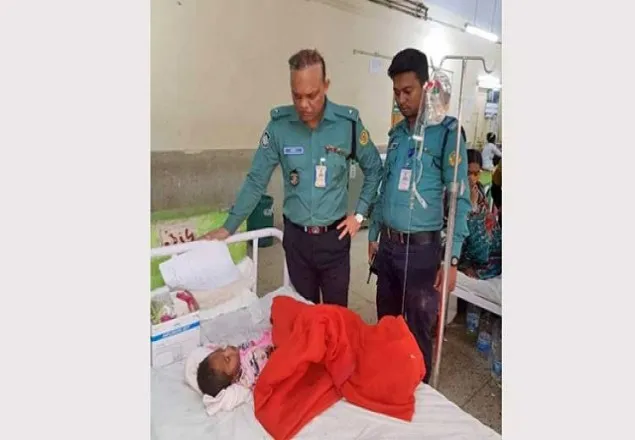 চলন্ত অটোরিকশা থেকে কবরস্থানে ফেলা হলো শিশুটিকে