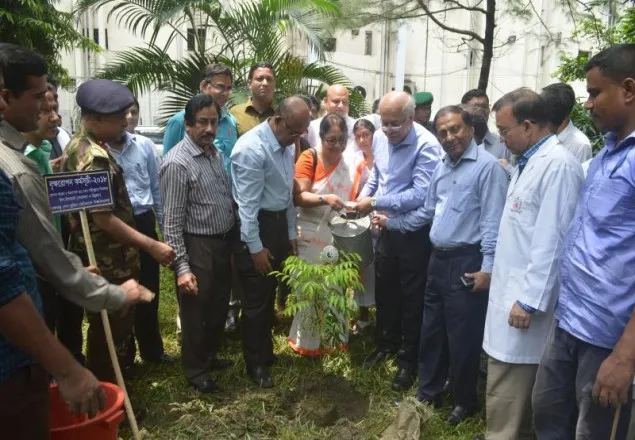 মুজিববর্ষে বিএসএমএমইউ বৃক্ষরোপণ