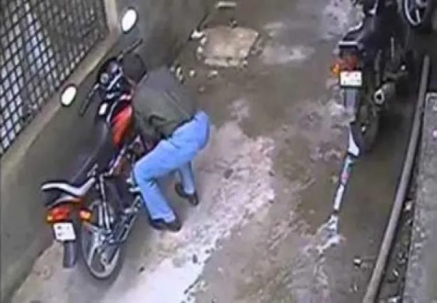 মোটরসাইকেল চুরি করে সিসি ক্যামেরায় ধরা পুলিশ সদস্য