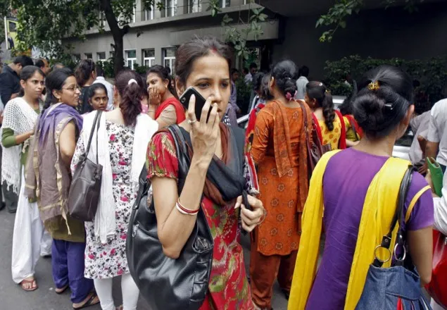 কলেজছাত্রীর মোবাইল নিয়ে পালানোর সময় রিকশাচালক ধরা