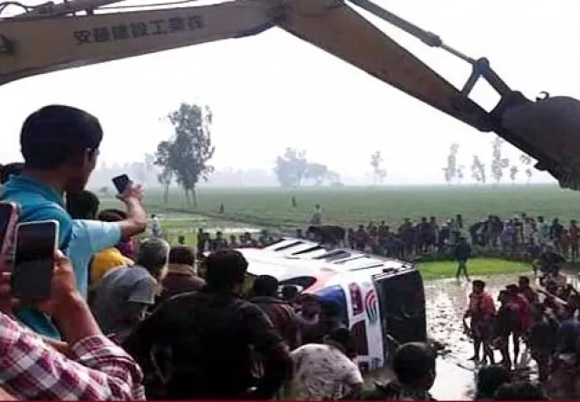 বগুড়ায় যাত্রীবাহী বাস খাদে, নিহত দুই