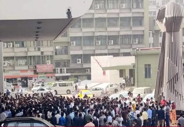 ডেপুটি গভর্নরের পদত্যাগের দাবিতে বিক্ষোভ