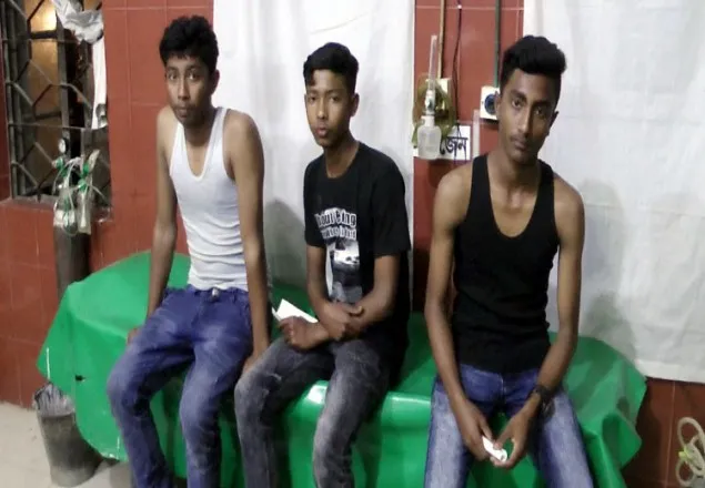 ঝিনাইদহে পিকনিকের গাড়িতে সন্ত্রাসীদের হামলা