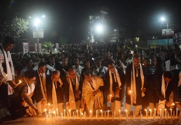 ভাষাশহীদদের স্মরণে ৫২০০ মোমবাতি