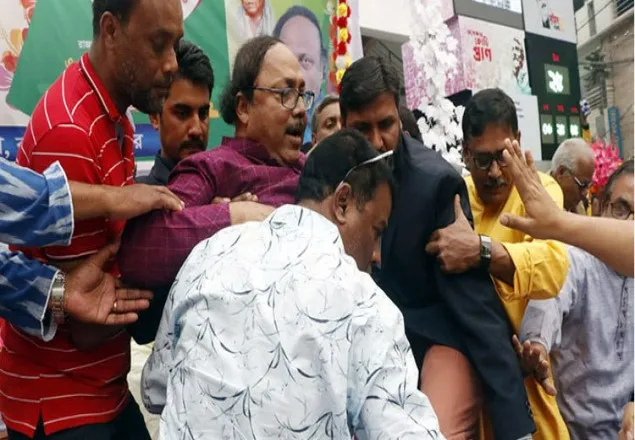 মঞ্চ ভেঙে পড়ে রাসিক মেয়র আহত