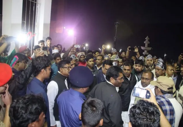 ইবিতে শহীদ মিনারে শ্রদ্ধা নিবেদনে হুড়োহুড়ি-বিশৃঙ্খলা