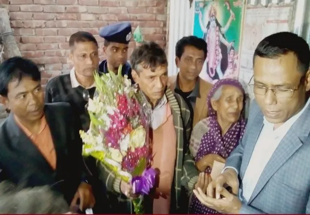 ঢামেক শিক্ষার্থী থেকে ৫০ টাকা বেতনে কারখানার শ্রমিক
