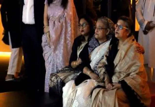 নিষ্পলক দৃষ্টিতে বোনকে জড়িয়ে ধরে বাবার কণ্ঠে শোনা মুক্তির আহ্বান