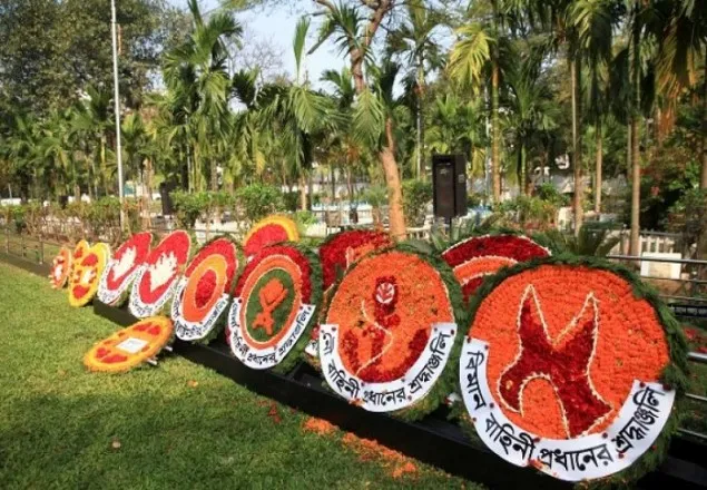 পিলখানা ট্রাজেডিতে নিহতদের কবরে ফুল দিয়ে শ্রদ্ধা