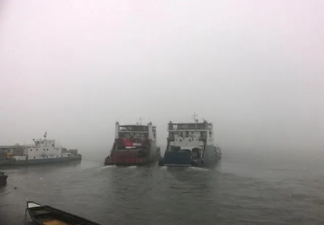 ঘন কুয়াশায় পাটুরিয়া-দৌলতদিয়া ফেরি চলাচল বন্ধ